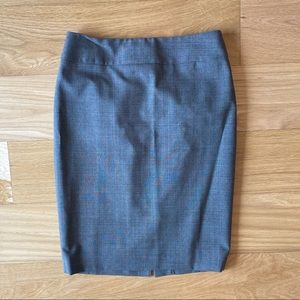 Ann Taylor suit pencil skirt in grey houndstooth. Size 2.